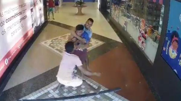 Vídeo mostra homens contendo vítima dentro de shopping