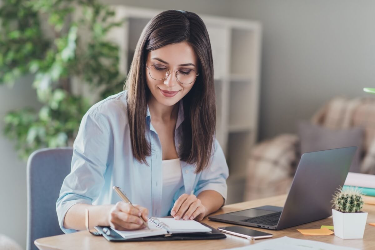 É possível aumentar a renda trabalhando de casa (Imagem: Roman Samborskyi | Shutterstock)