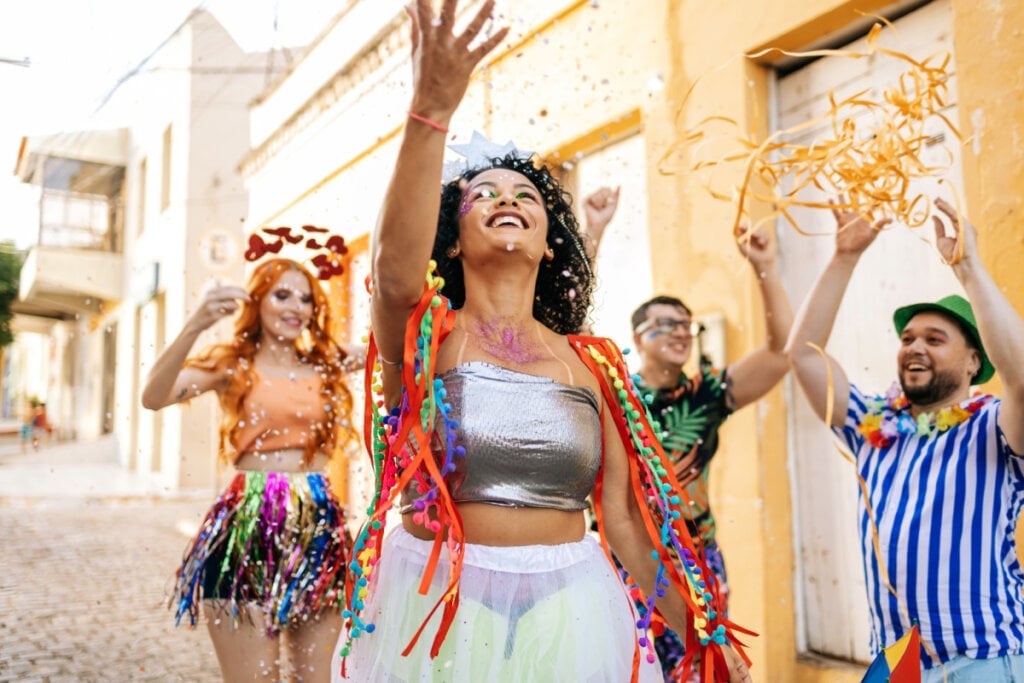 O calor e a movimentação do Carnaval podem favorecer o acúmulo de sujeira e oleosidade nos cabelos (Imagem: Kleber Cordeiro | Shutterstock)