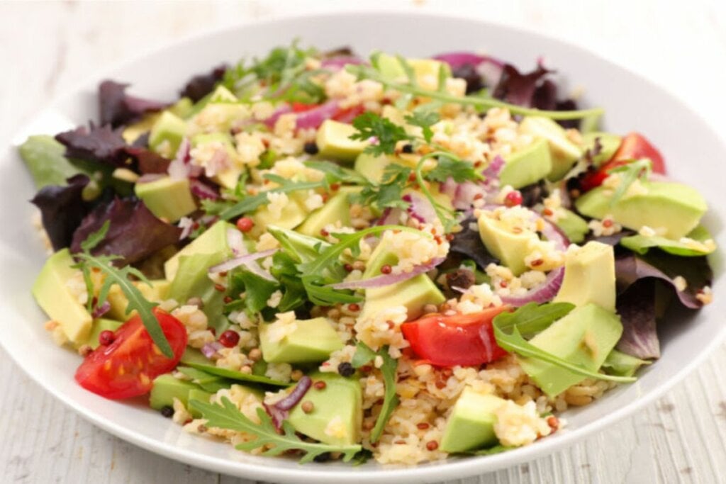 Salada de quinoa com abacate e tomate (Imagem: Chatham172 | Shutterstock)