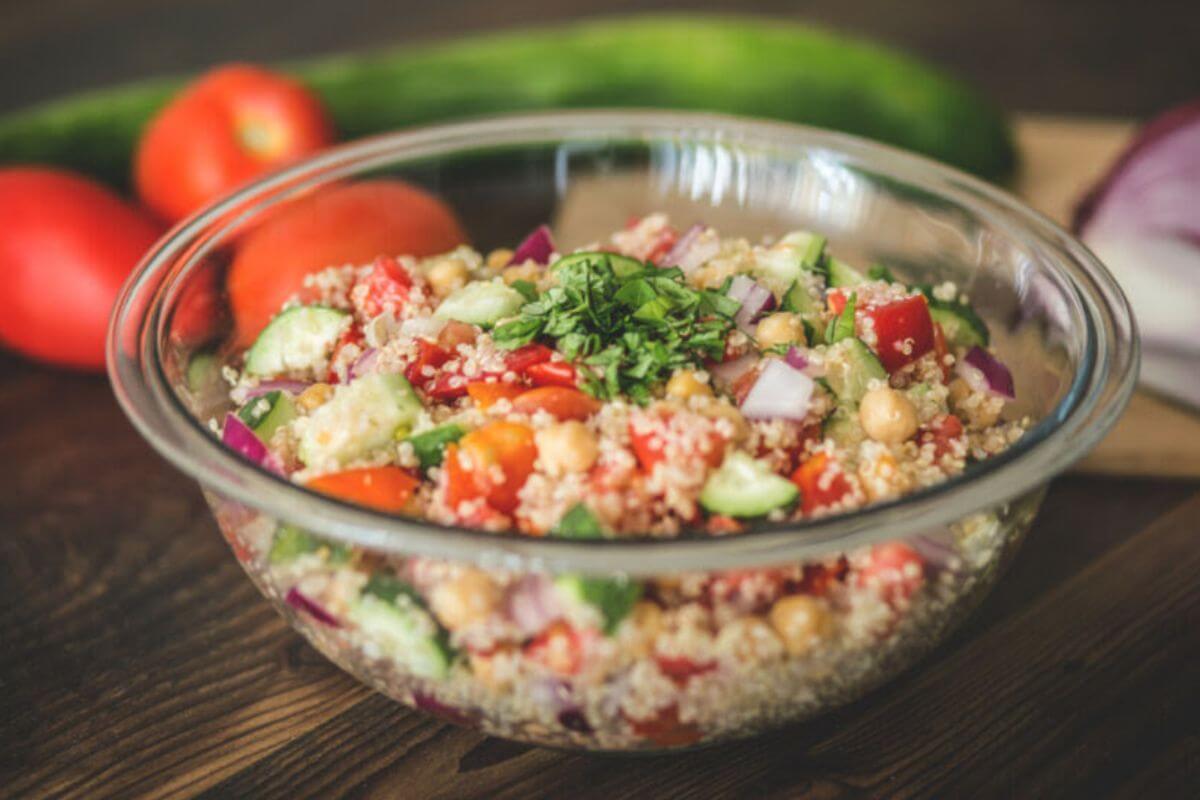 Salada de quinoa com grão-de-bico, tomate e pepino (Imagem: Megan Betteridge | Shutterstock)