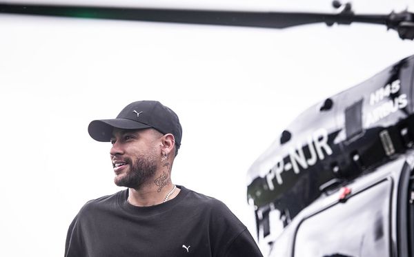 Neymar chegou de helicóptero em primeiro treino do Santos