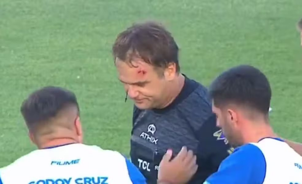 Árbitro ferido em campo