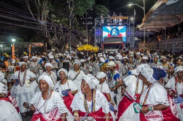 Criado em 1975 por jovens estudantes, o Alvorada é o mais antigo bloco de samba a desfilar no Carnaval de Salvador. Com Marquinhos Sensação, Rogério Bambeia, Renato da Rocinha, Roberto Mendes, Morango, Banjo Novo e Ala de Canto, o bloco toma as ruas do tradicional Circuito Osmar na sexta-feira, com abadás a R$ 280. Onde comprar: Central do Carnaval. por Fafá M. Araújo