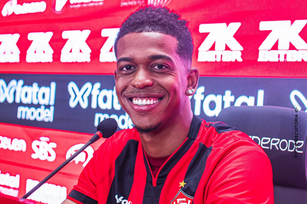 Carlinhos foi apresentado oficialmente pelo Vitória