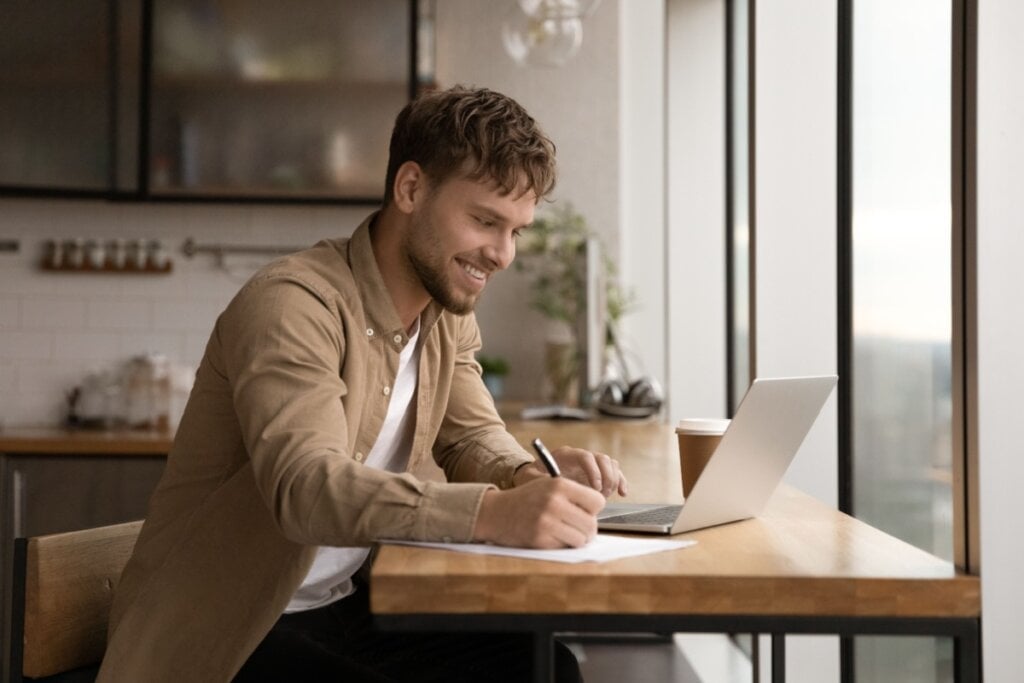 Os profissionais devem buscar conhecimento constantemente (Imagem: fizkes | Shutterstock)