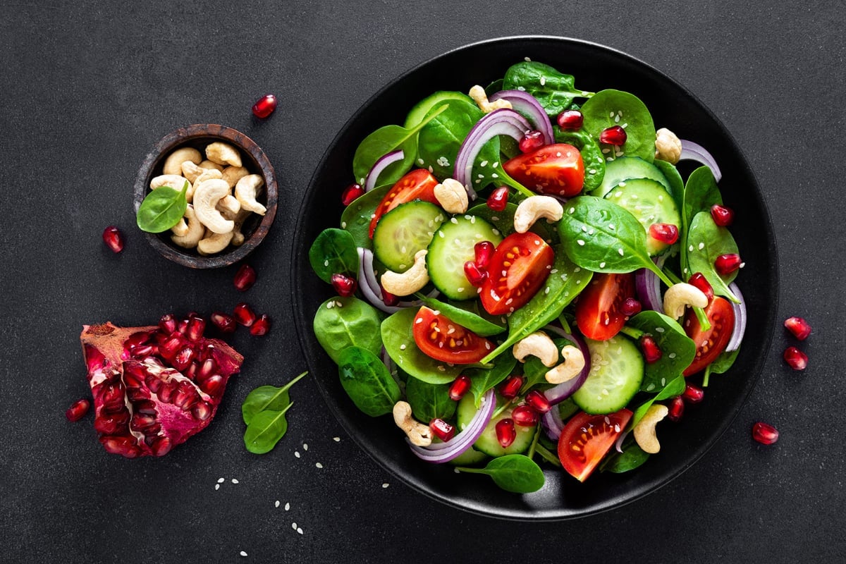 Salada de espinafre com castanha-de-caju (Imagem: Sea Wave | Shutterstock) 