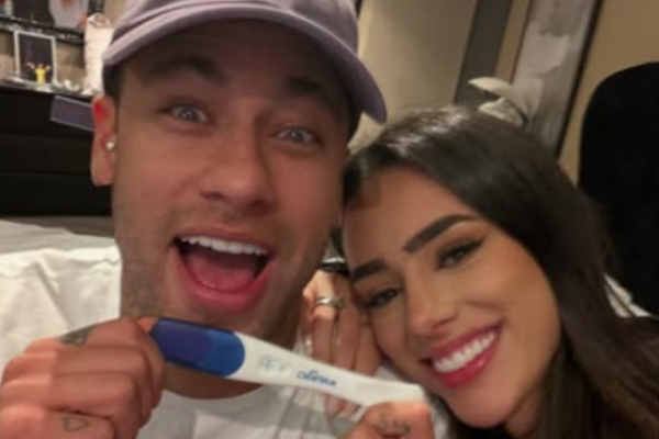 Neymar e Bruna Biancardi comemorando gravidez