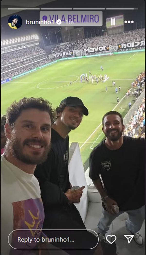 Bruninho e Gabriel Medina estiveram na Vila Belmiro para estreia de Neymar