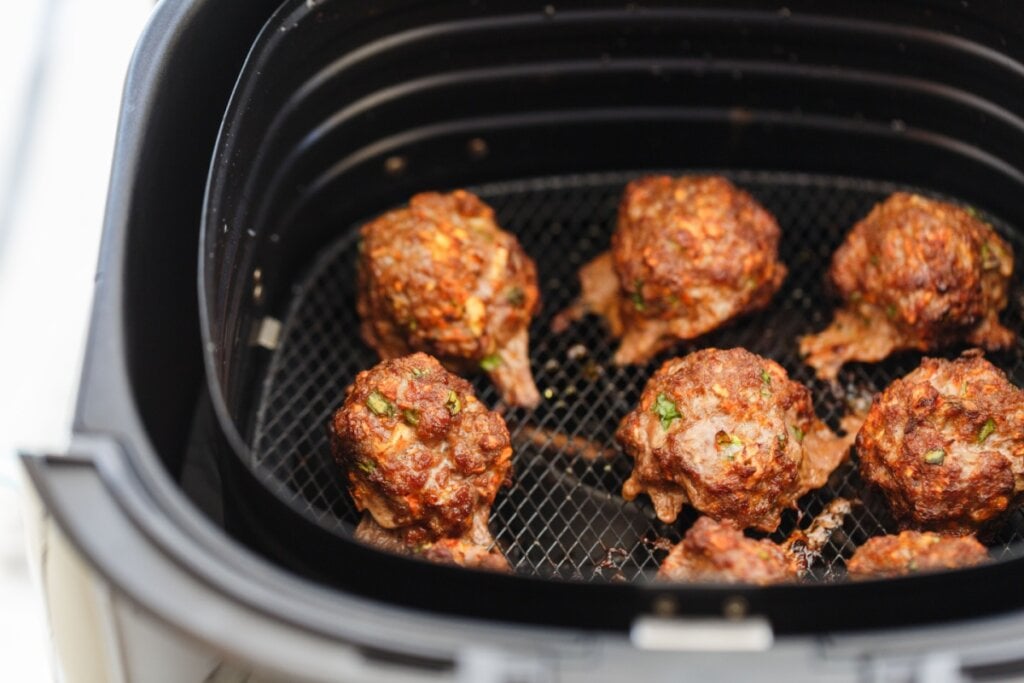 Bolinho de carne moída (Imagem: MZZ001 | Shutterstock)