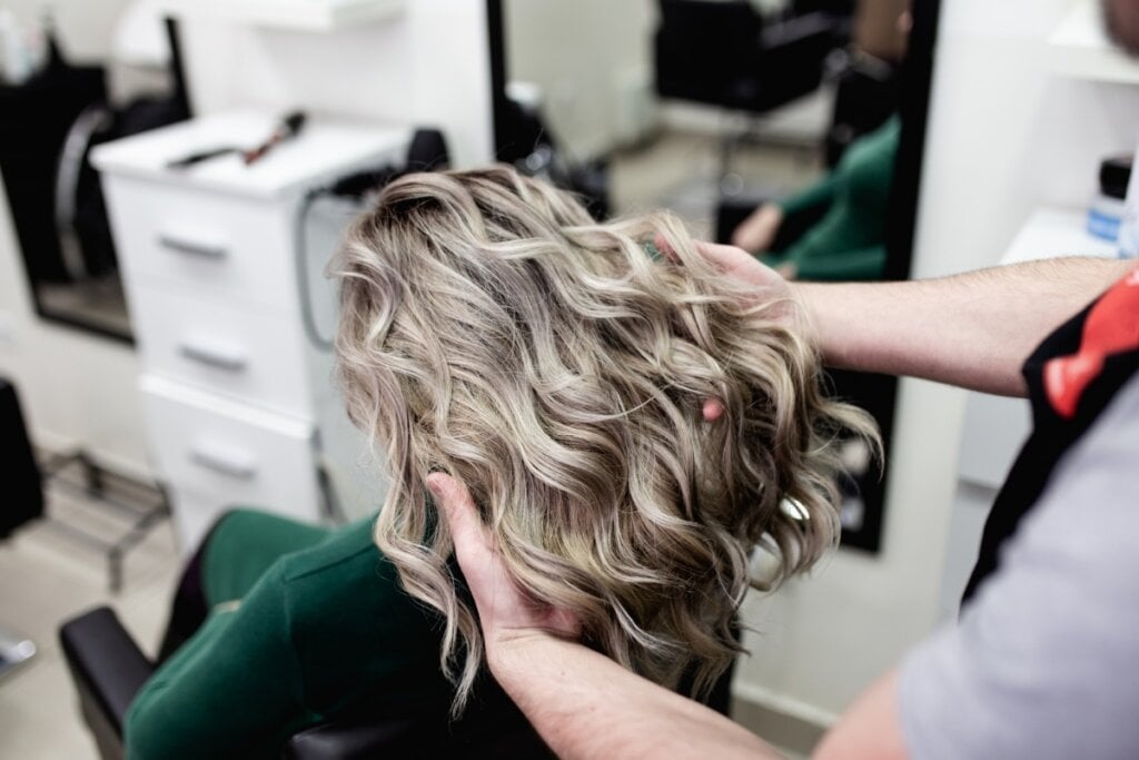 Mega hair de cabelos naturais costuma ter o valor mais alto (Imagem: hedgehog94 | Shutterstock)