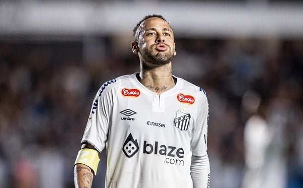 Neymar em ação na reestreia pelo Santos