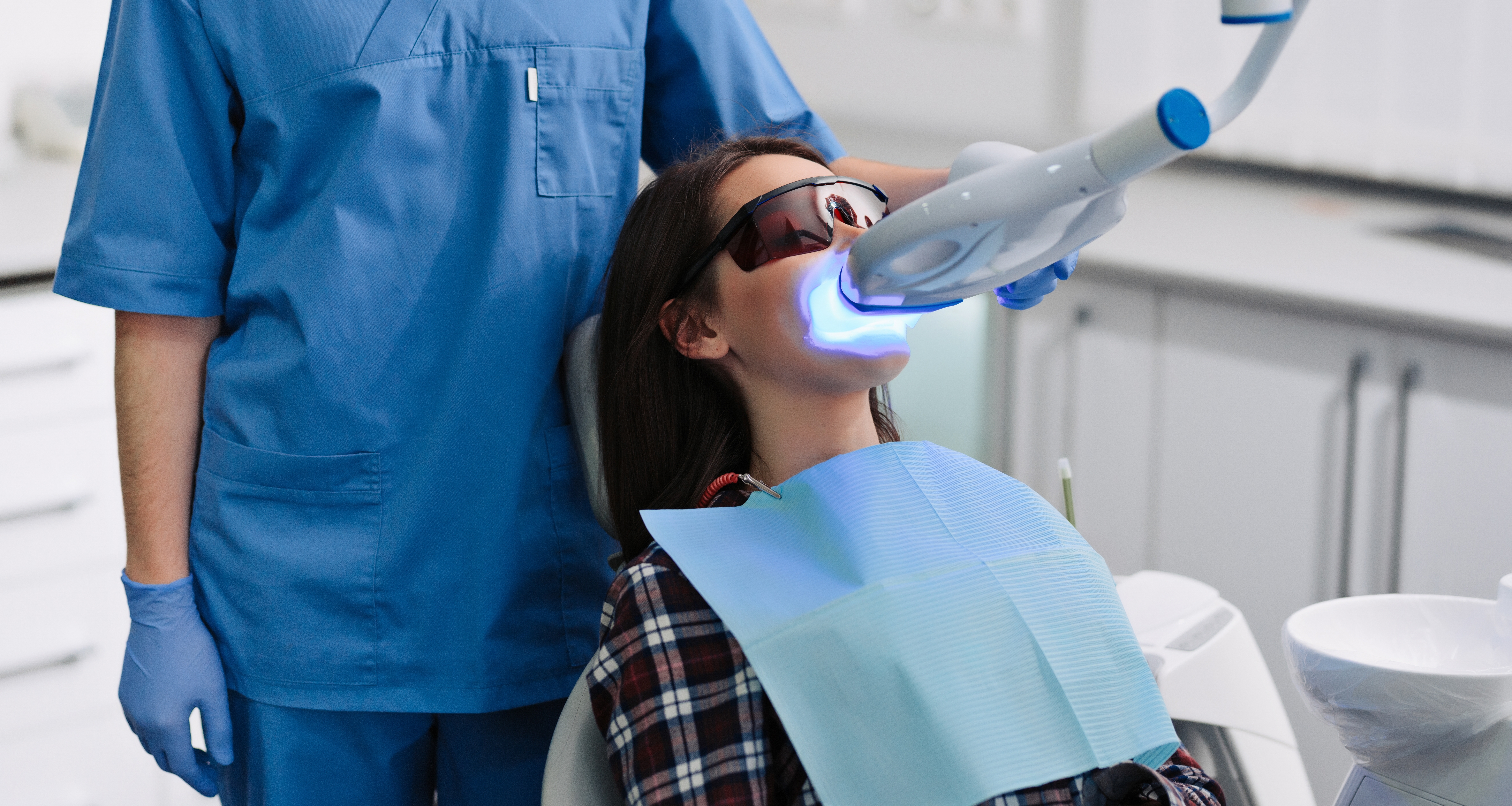 O avanço da cárie é interrompido e forma-se uma barreira protetora por Shutterstock