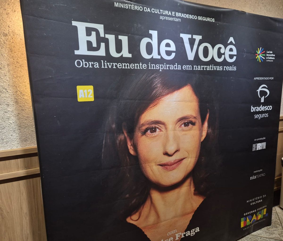 Denise Fraga em cartaz da peça Eu de Você