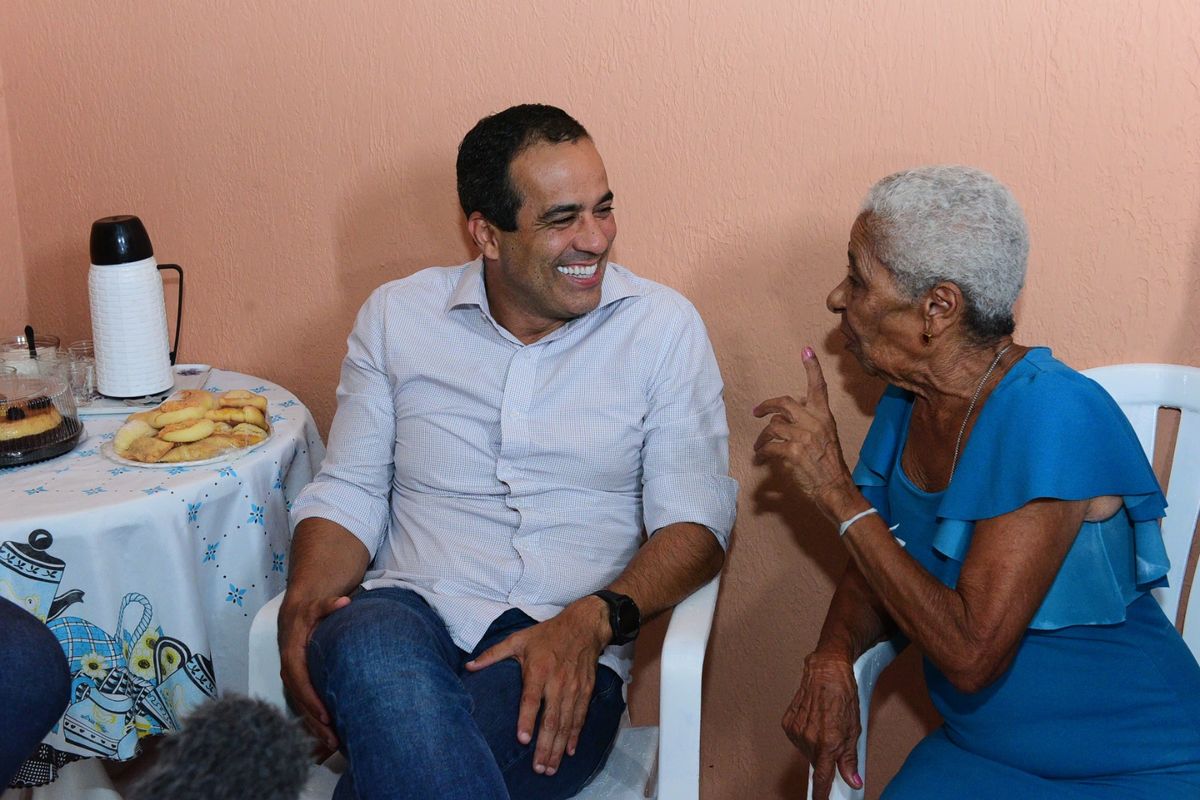 Dona Maria conversa com o prefeito Bruno Reis