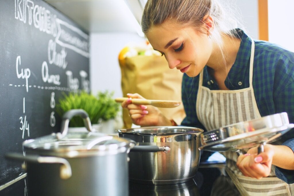 Preparar refeições em maior quantidade ajuda a economizar tempo e dinheiro (Imagem: lenetstan | Shutterstock)