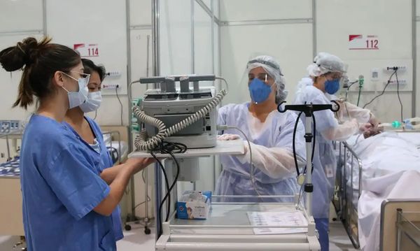 Enfermeiros em hospital de campanha