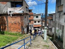 Imagem - Irmãos mortos com suspeita de envenenamento são enterrados em Salvador