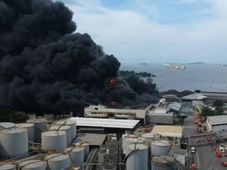 Imagem - Incêndio de grandes proporções atinge fábrica de óleo na Ilha do Governador