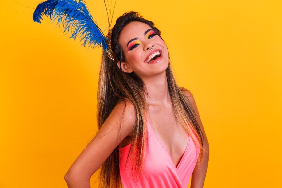 A maquiagem para o Carnaval deve aliar resistência, conforto e beleza (Imagem: Bernardo Emanuelle | Shutterstock)