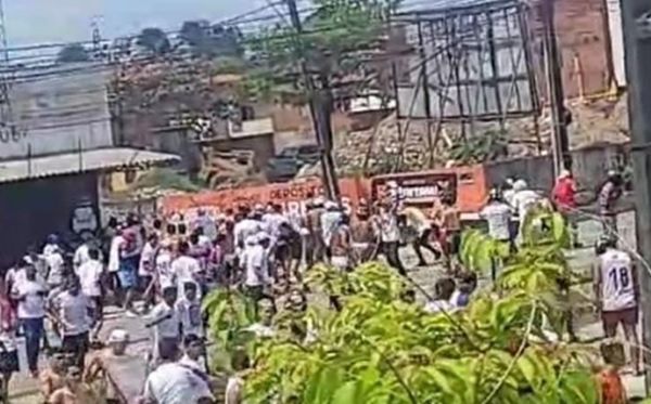 Imagens flagraram conflitos entre torcidas em pelo menos cinco bairros de Fortaleza