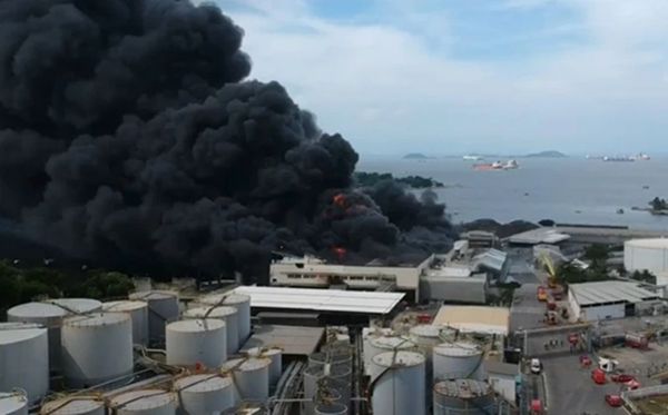 Incêndio  em uma fábrica de óleo na Ilha do Governador