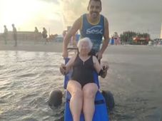 Imagem - Idosa vence medo e toma 1° banho de mar prestes a completar 100 anos: 'Foi uma emoção enorme'