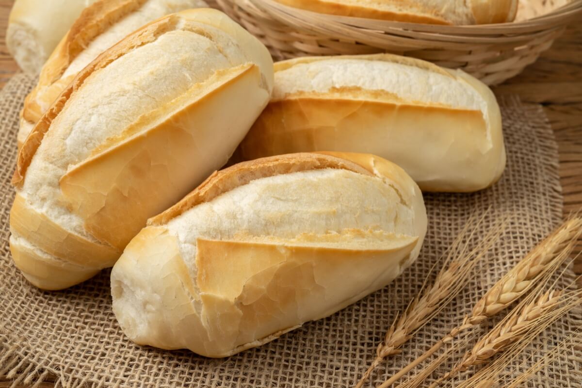 O pão francês é um alimento bastante popular no dia a dia do brasileiro (Imagem: Odu Mazza | Shutterstock)