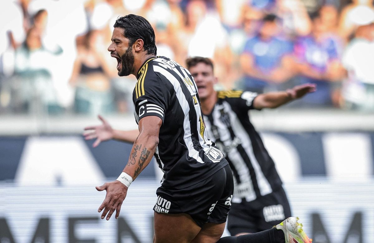 Hulk comemora gol no clássico contra o Cruzeiro