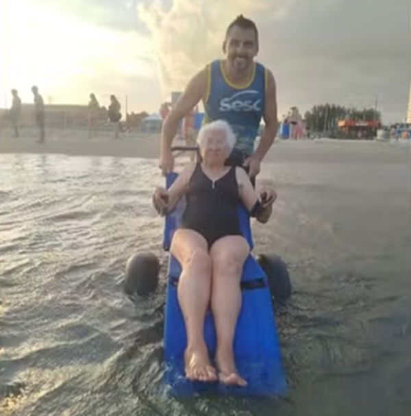 Idosa vence o medo e toma o 1º banho de mar da vida prestes a completar 100 anos: 'Foi uma emoção enorme'