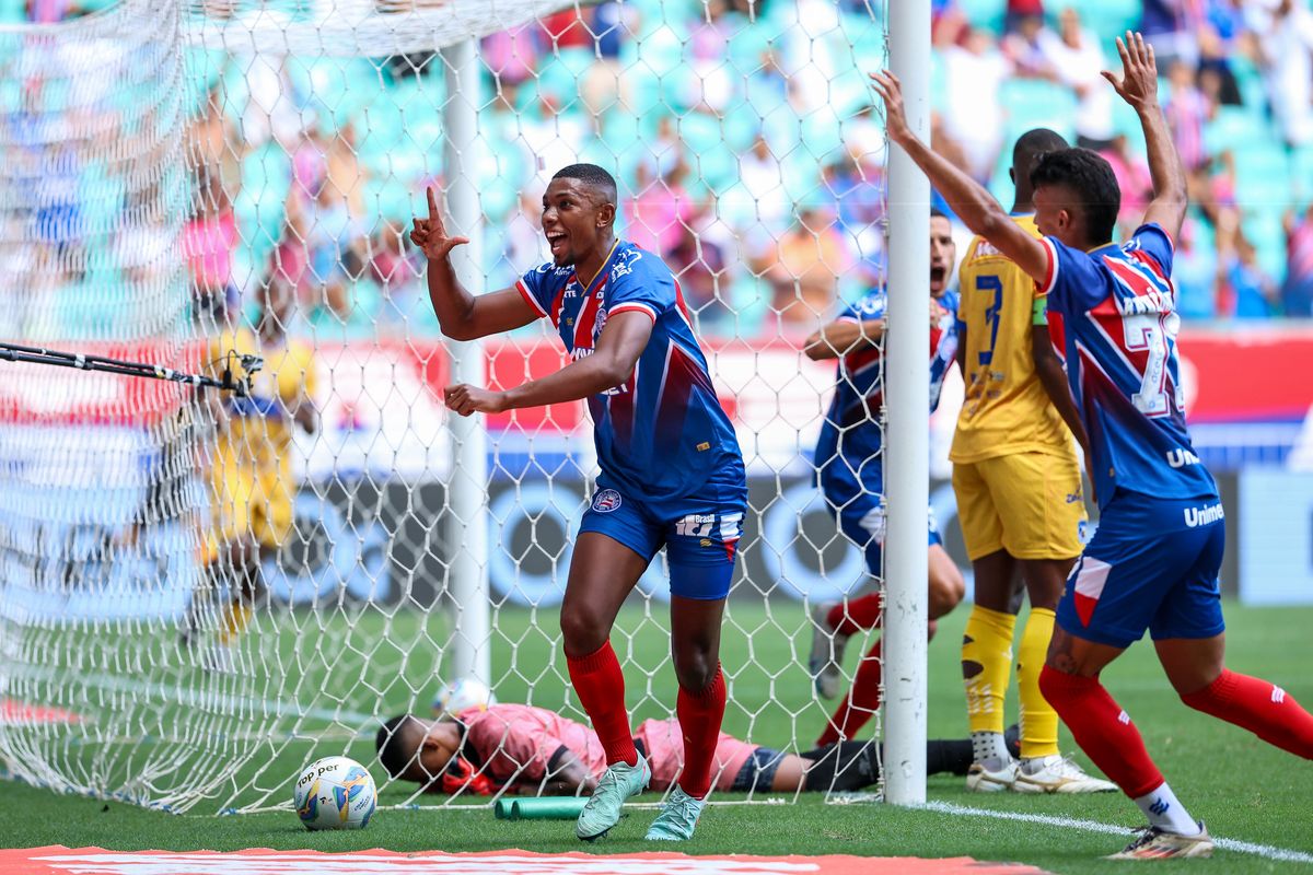 Kanu comemora primeiro gol do Bahia sobre o Colo Colo 