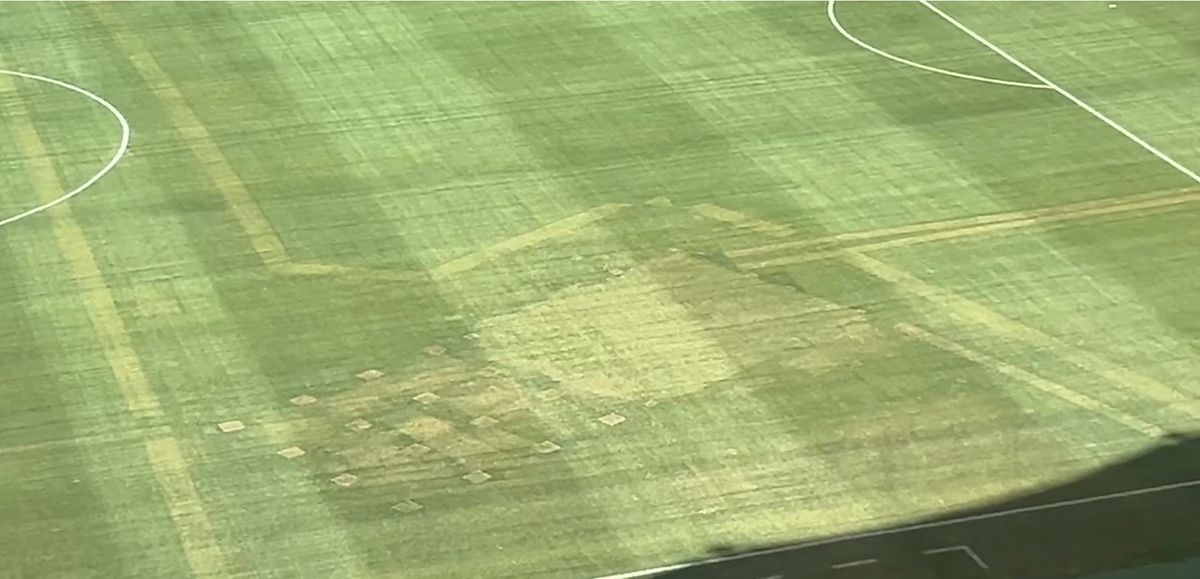 Marcas no gramado da Fonte Nova chamou atenção durante jogo do Bahia  