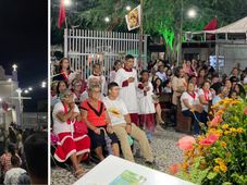 Imagem - Igreja em cidade baiana ameaça desabar, e fiéis assistem missa do lado de fora