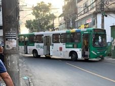 Imagem - Manifestantes atravessam ônibus e interrompem trânsito no bairro de Tancredo Neves