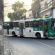 Imagem - Manifestantes atravessam ônibus e interrompem trânsito no bairro de Tancredo Neves