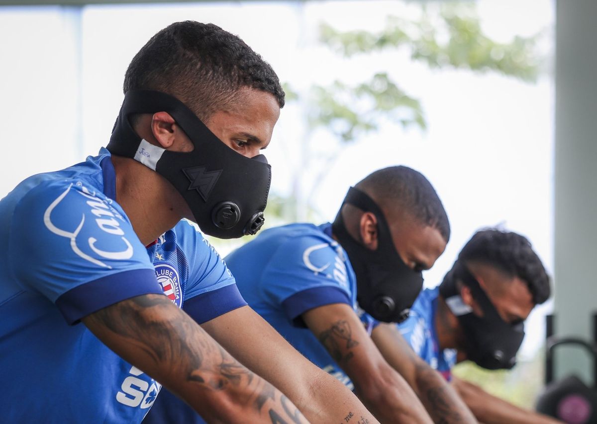 Bahia usa máscaras durante treino para simular a altitude boliviana