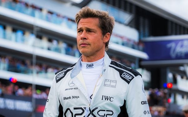 Brad Pitt no circuito de Silverstone, na Inglaterra, enquanto filmava