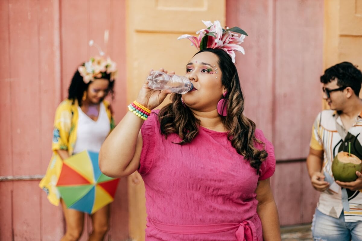 Alguns cuidados são importantes para curtir o Carnaval com saúde (Imagem: Kleber Cordeiro | Shutterstock)