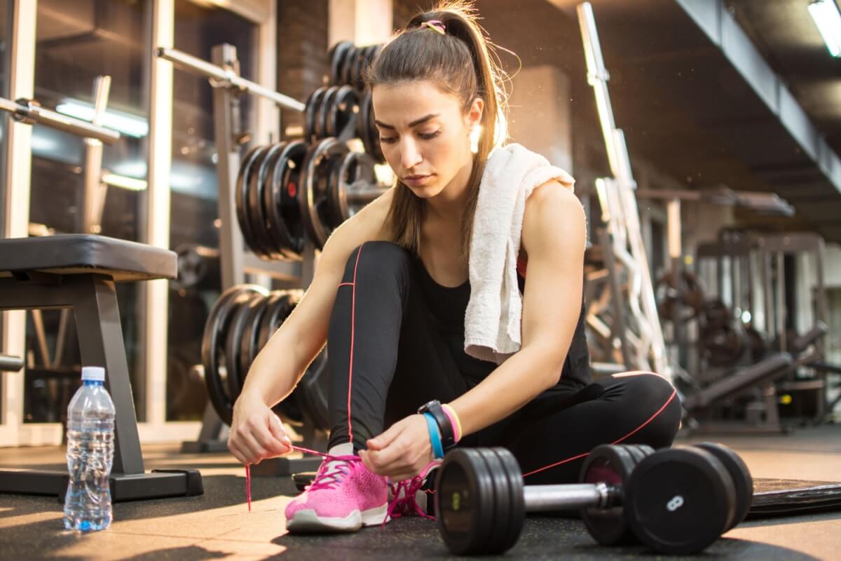 Alguns exercícios na academia podem ser feitos sem tênis (Imagem: Bojan Milinkov | Shutterstock)