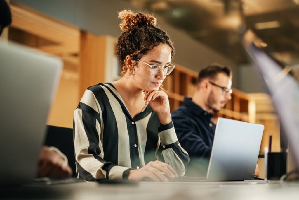 O aprendizado contínuo aumenta as chances no mercado de trabalho (Imagem: Gorodenk | Shutterstock)