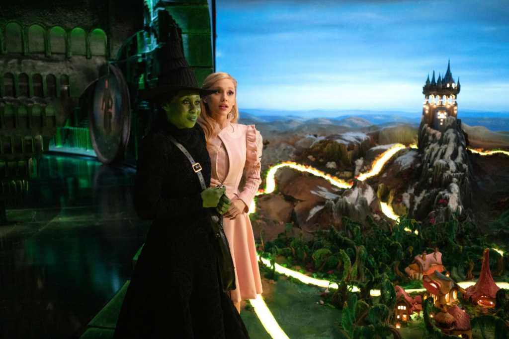 O filme &#8216;Wicked&#8217; reimagina os eventos de &#8216;O Mágico de Oz&#8217; sob a perspectiva das bruxas de Oz (Imagem: Reprodução digital | Prime Video)