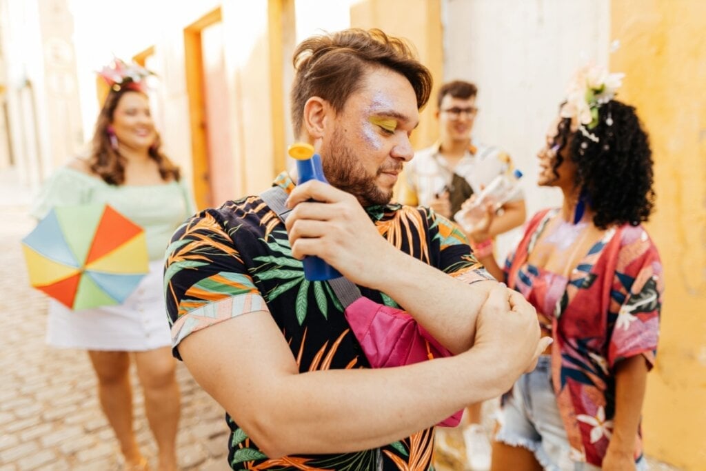 O protetor solar é indispensável durante a folia (Imagem: Kleber Cordeiro | Shutterstock)