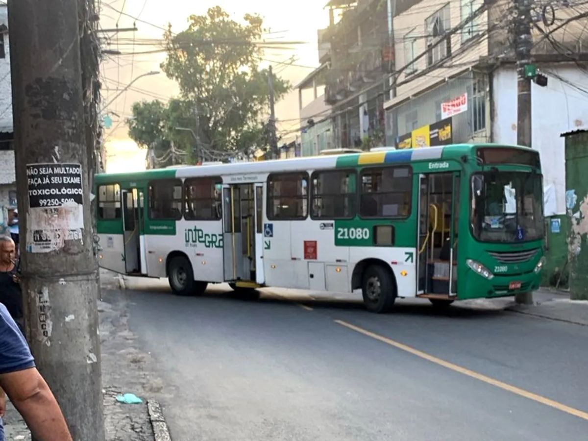 Ônibus atravessado em via do bairro de Tancredo Neves