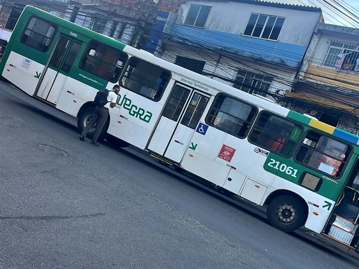 Ônibus atravessados em via do bairro de Tancredo Neves