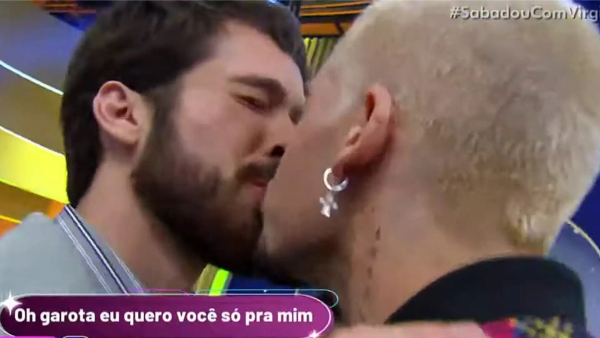 Zé Felipe beija irmão João Guilherme 