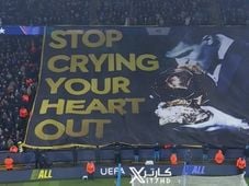 Imagem - Torcida do Manchester City faz bandeirã provocando Vini Jr pela Bola de Ouro: 'Pare de chorar'