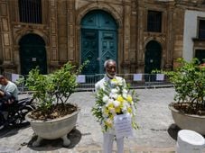 Imagem - Coroa de flores é colocada no Pelourinho após morte de turista em desabamento de igreja