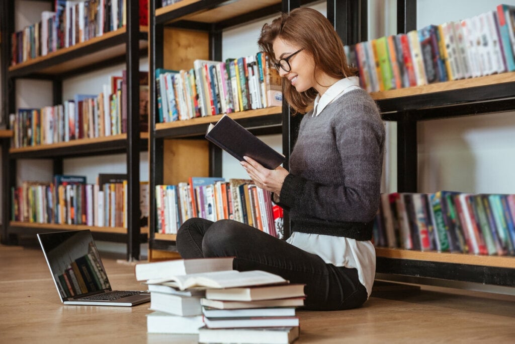 A leitura ativa ajuda a entender a fundo o que o autor quer transmitir (Imagem: Dean Drobot | Shutterstock)