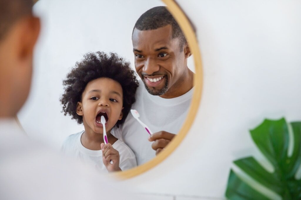 Escovar os dentes antes de dormir reduz o risco da chamada &#8220;cárie da primeira infância&#8221; (Imagem: paulaphoto | Shutterstock)