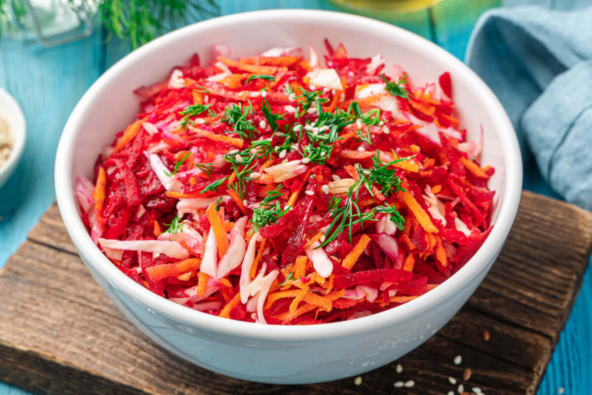 Salada detox colorida (Imagem: FotosDo | Shutterstock)
